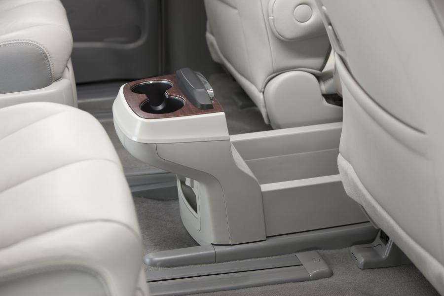  Toyota Sienna SE 2010 года  (фото 14 из 50)